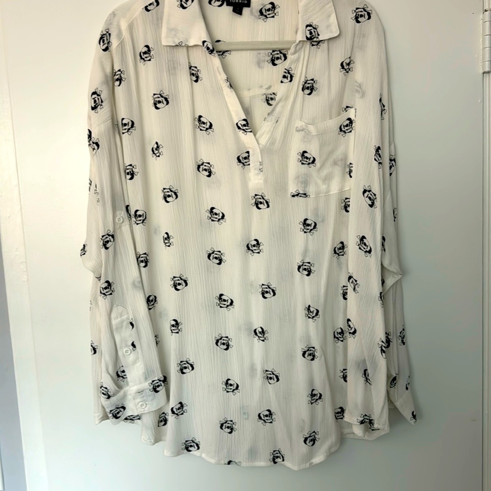 White crinkle gauze shirt with skull pattern